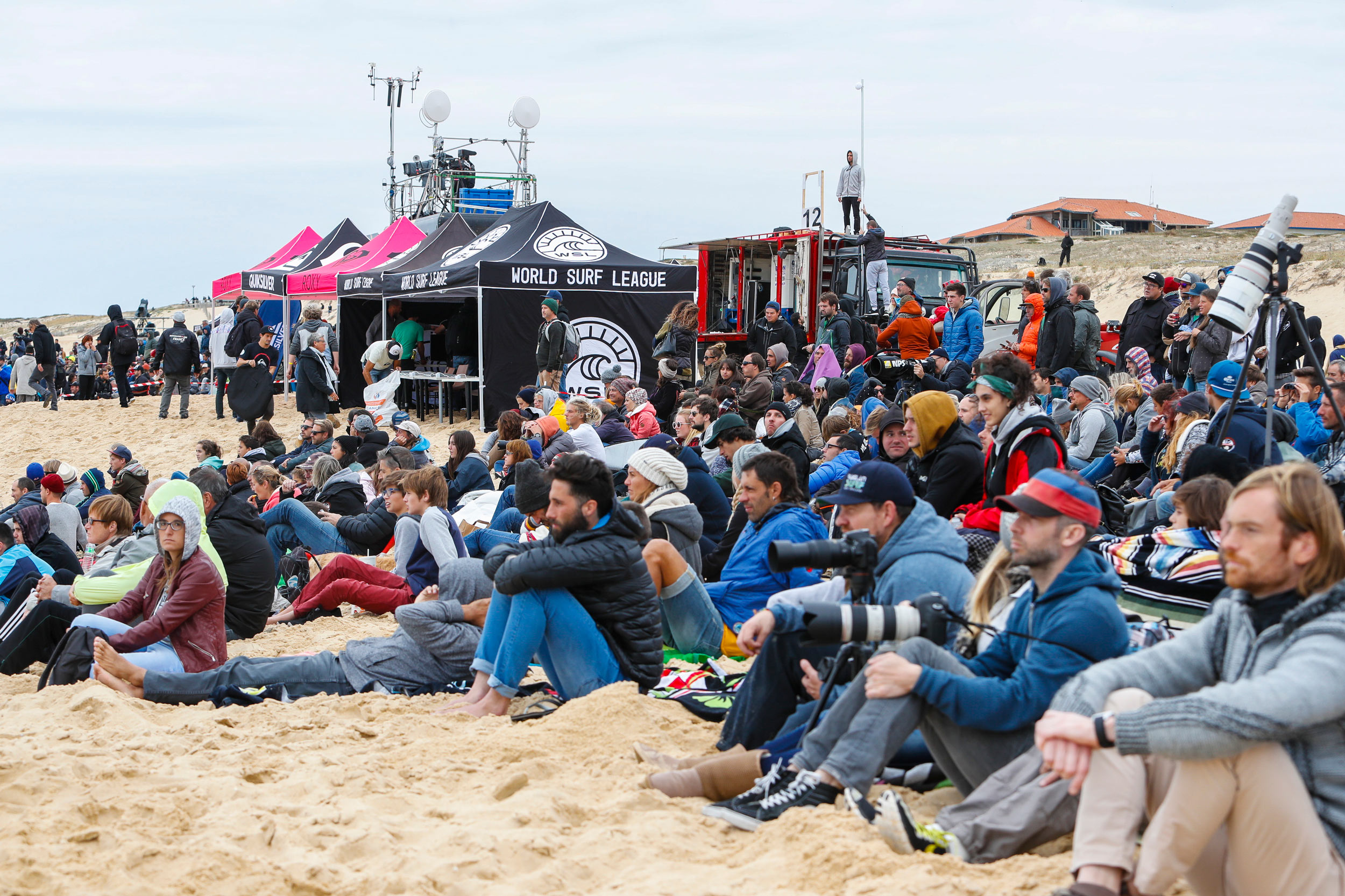 Tyler Wright and Carissa Moore Make Waves on Finals Day at the #ROXYpro France